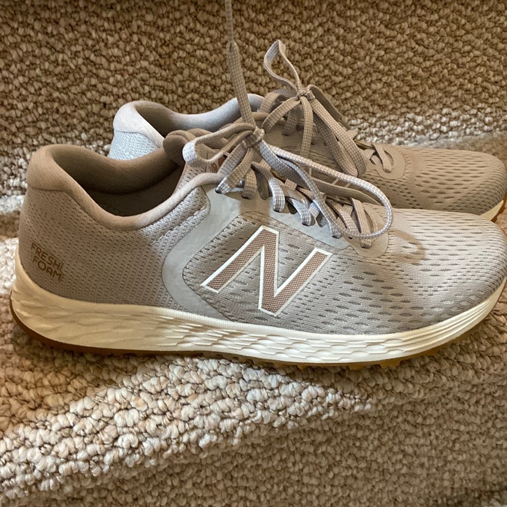 Fresh Foam Arishiv2 midsole that's built for both activity and deveryday living.